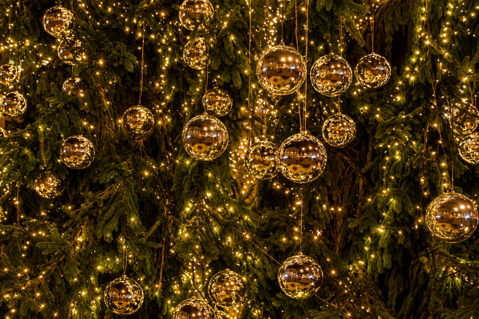 Sprankelende kerstboom met gouden ballen.png
